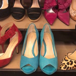 Super sexy teal heels with design on back of heels